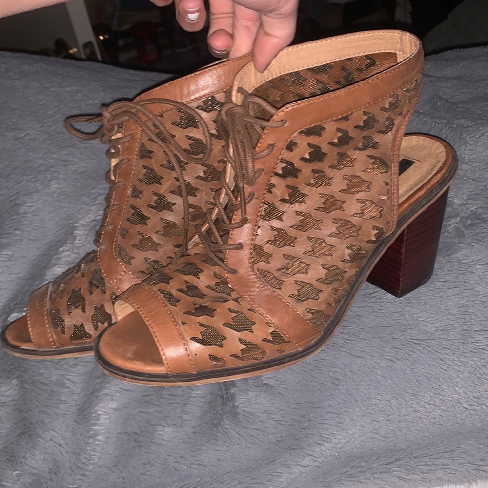 Houndstooth tan heels
